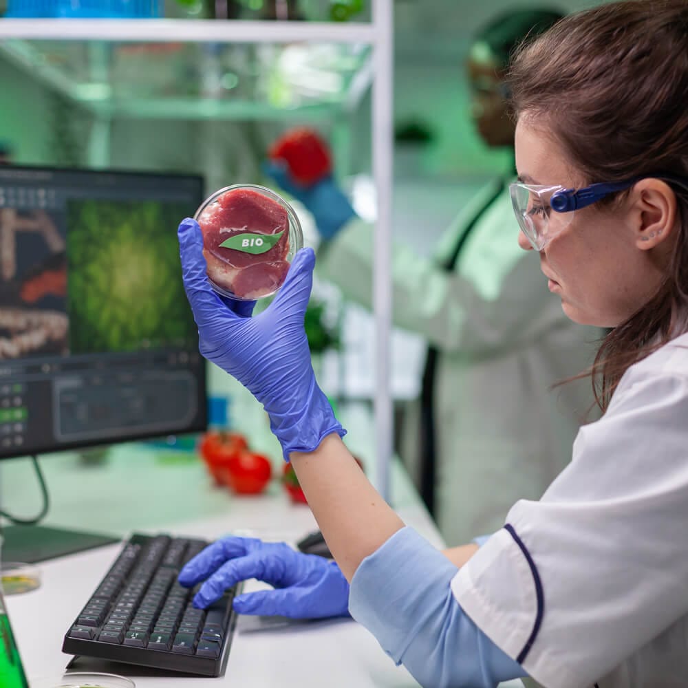 solabia-chemist-woman-analyzing-1